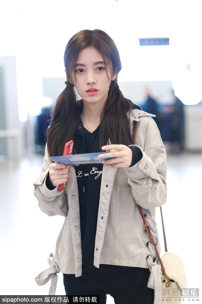 双马尾 鞠婧祎梳双马尾现身甜美清纯颜值高