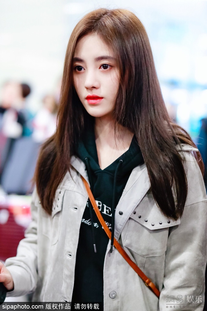 双马尾 鞠婧祎梳双马尾现身甜美清纯颜值高