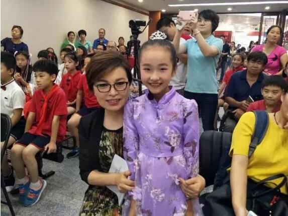 网上也经常看到她的小粉丝晒她的合影，这些都是她在外面做活动讲课的时候偶遇到的。