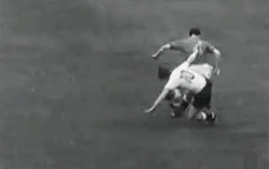 从为数不多的影像资料中，我们仍然可以看到爱德华兹不俗的技巧