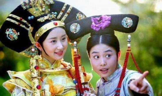 但是在《鹿鼎记》中，她变成了这样！把颈枕放在头上了？