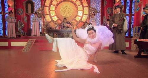 确实搞笑，都看到白花花的胸了，羽毛还带着七彩光呢~