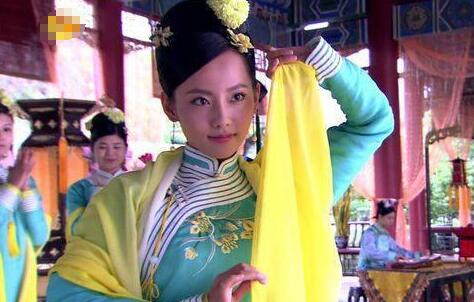 披着块黄布，好如进入广场大妈的世界，红配紫…最后一张是要一起飞天的节奏~