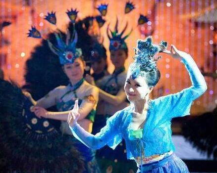 杨丽萍是终究只有一个，好奇葩的孔雀舞，还翘起小腿儿。