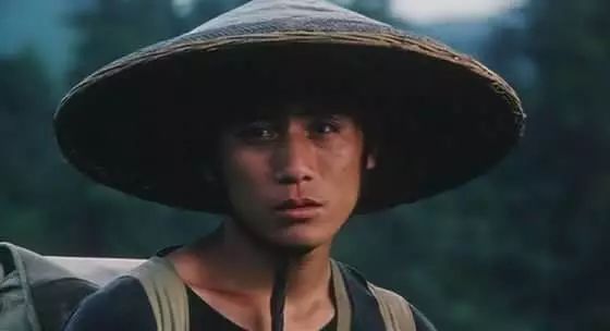 当时导演去学校选人，刘烨看出了导演的意图，故意在他面前打篮球耍帅，吸引导演的注意。