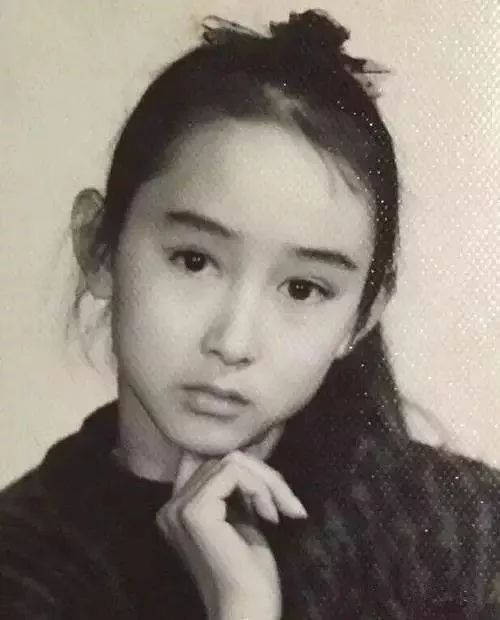 刘烨评价胡静是班里最漂亮的。