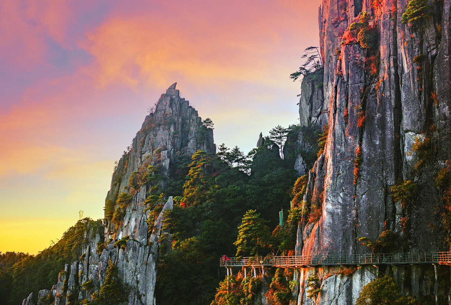 江西吉安羊狮慕云海雾涛现彩虹