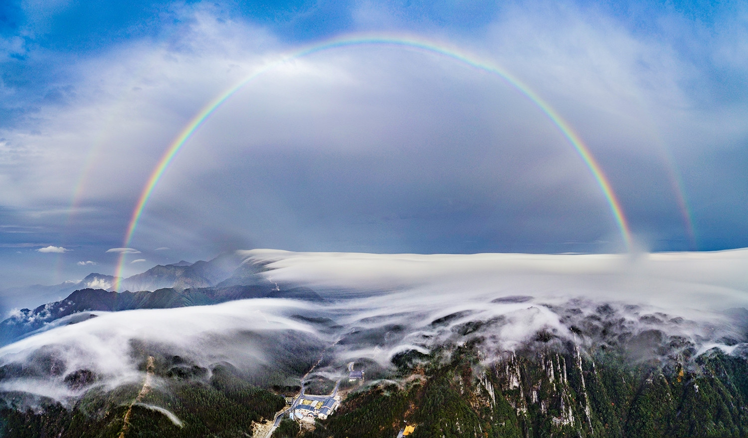 江西吉安羊狮慕云海雾涛现彩虹