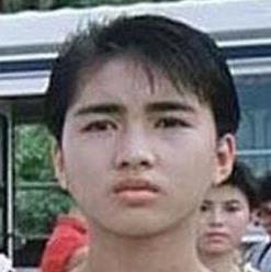 黎姿年轻时完全看不出美女相,反而有股男生气。