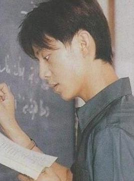 何炅,何老师年轻时绝对是美男子一枚,超有书卷气。