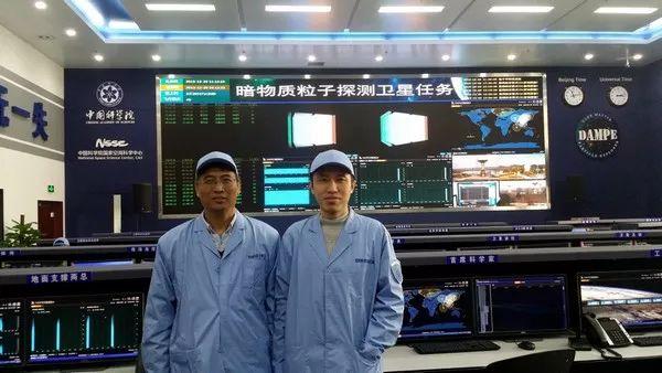 ▲ 2015年12月20日，暗物质卫星在轨测试阶段王焕玉与学生一起值班
