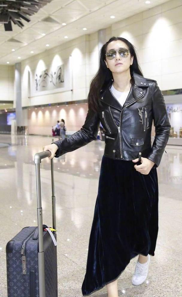 巩俐身穿皮衣亮相机场少女感十足网友这发型太减龄了