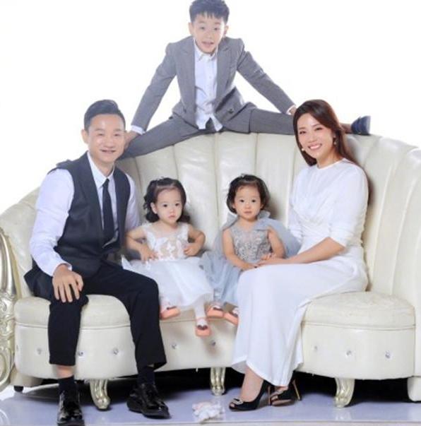 杨威晒全家福双胞胎女儿酷似爸爸一家五口其乐融融