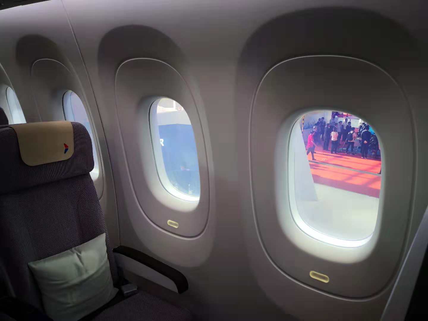 现场体验中俄合研大飞机cr929样机 可为手机无线充电