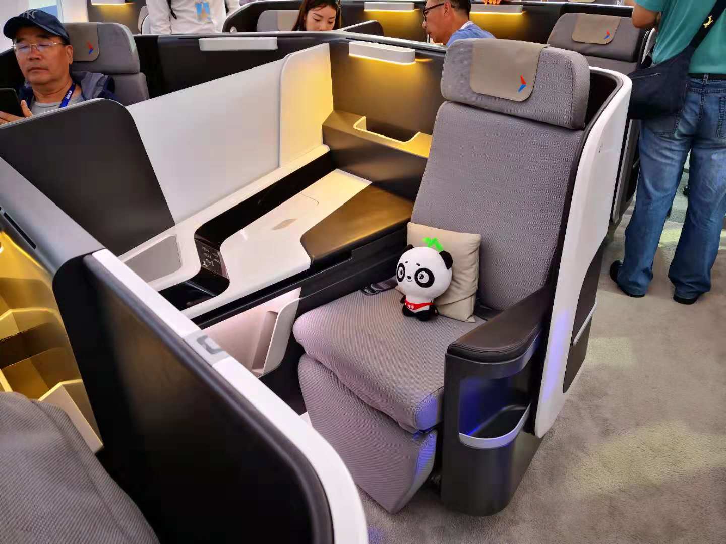 c929的商务舱也很舒适,功能几乎不逊于头等舱.