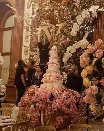 这个蛋糕被鲜花包围了，好像从童话世界买来的一样！这么多精美的蛋糕，你最喜欢哪一个呢？