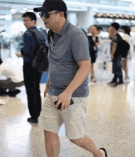 严重的驼背令粉丝大呼心疼今后看到张嘉译的机会将越来越少
