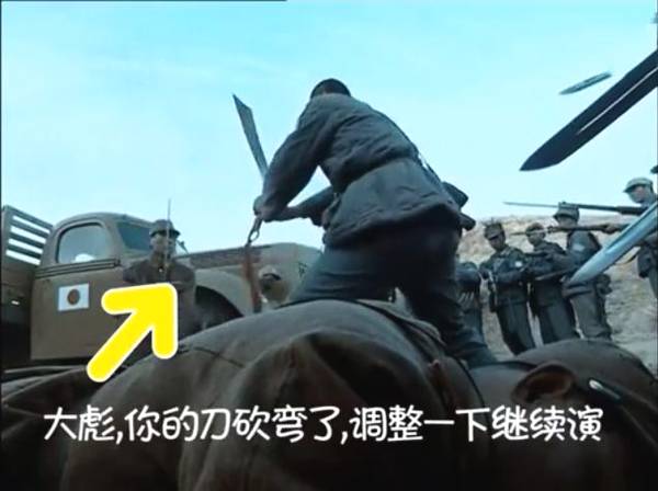 7、日军特种兵集合训话时，日军头上惊现收话筒。节目组也太不用心了，让人看出来多尴尬啊。