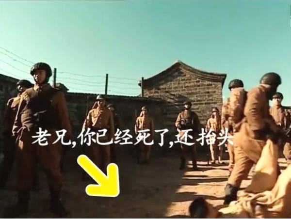 10、不仔细看根本看不出窗户是塑料遮的，旁边还出了个行走的收音话筒，导演您在干嘛呢？