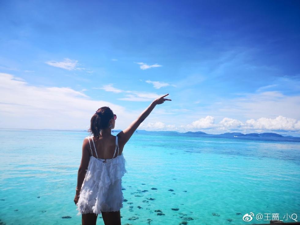 9 王蔷海边度假 热辣性感标配大长腿