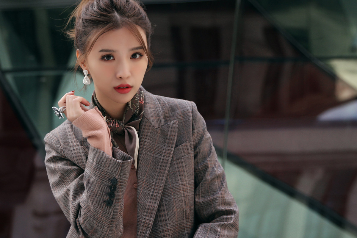 张杨果而百克力街头写真曝光简约清新放送冬日温暖