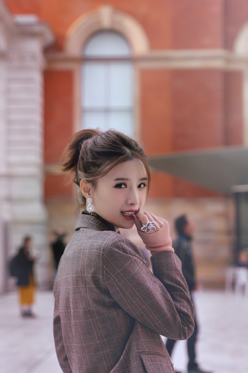 张杨果而百克力街头写真曝光  简约清新放送冬日温暖