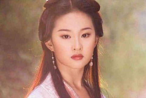 王语嫣，刘亦菲扮演，这个名字一听就感觉是仙女，素手抚罗衫，破招凭语嫣。