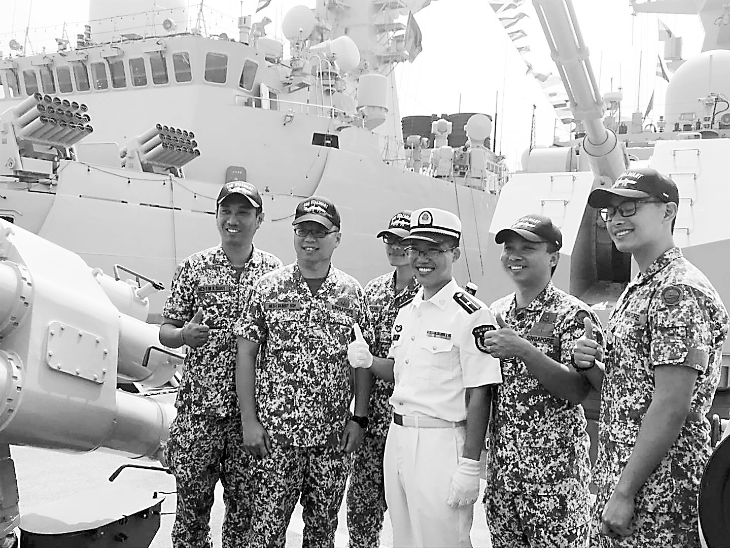 新加坡舰员参观黄山舰时合影。