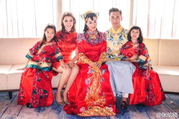 在钟丽缇大婚，Yasmine Ross穿得比妈妈还性感，一袭短旗袍，将Yasmine Ross好身材尽显。这Yasmine Ross像足年轻的钟丽缇。