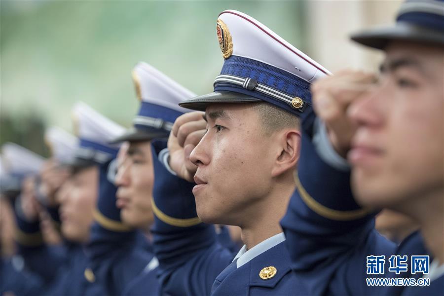 10 国家综合性消防救援队伍授旗仪式在京举行