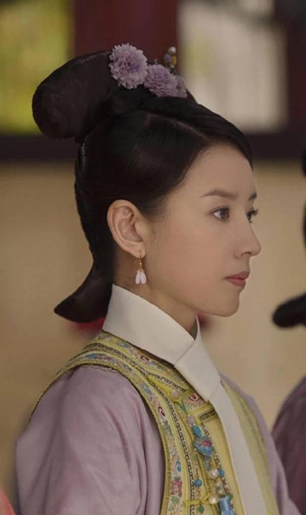 看到38岁的董洁还这么美，你就不免能想到年轻时的董洁颜值该怎样逆天了。