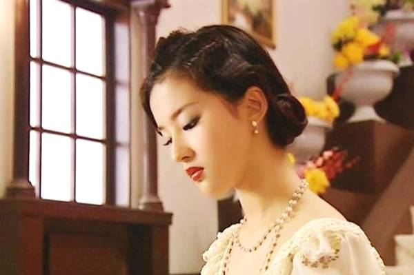 很多人认为董洁饰演“冷清秋”时是颜值巅峰，其实董洁从小就是美人胚子，可谓是从小美到大呢。