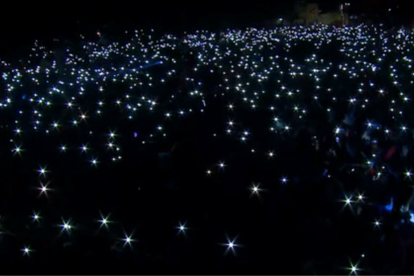 3万民众组成“手机灯海”(图：东森新闻云)