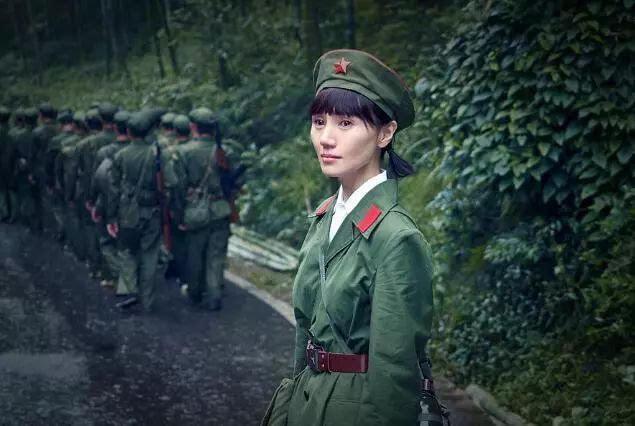 文工团舞蹈室里何晓莺登场的第一个镜头,就将她的美毫无保留地呈现了出来。