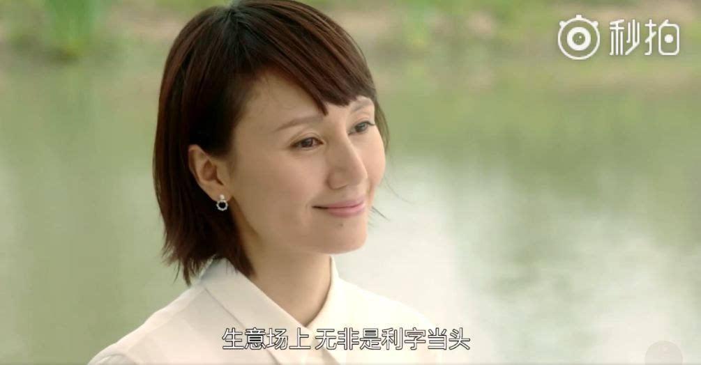 为工作和生活所累,眼神不再如少女期灵动,更为稳重,也有了些疲惫的神情。