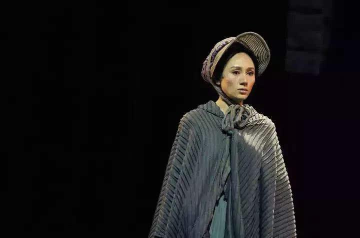 2012年,袁泉与黄渤合作,出演话剧《活着》。