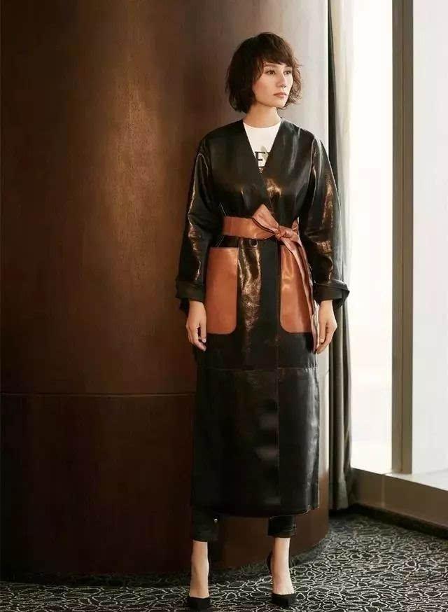 清新的小白裙她也穿得文艺范儿十足。