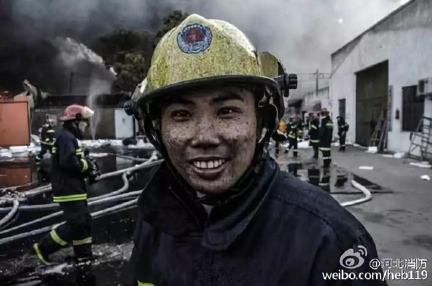 消防员战士的脸图片