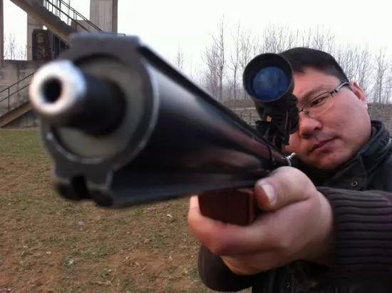 因为放不下那些惊惧无助的眼神,他在本能适可而止的报道中,选择穷追不舍。