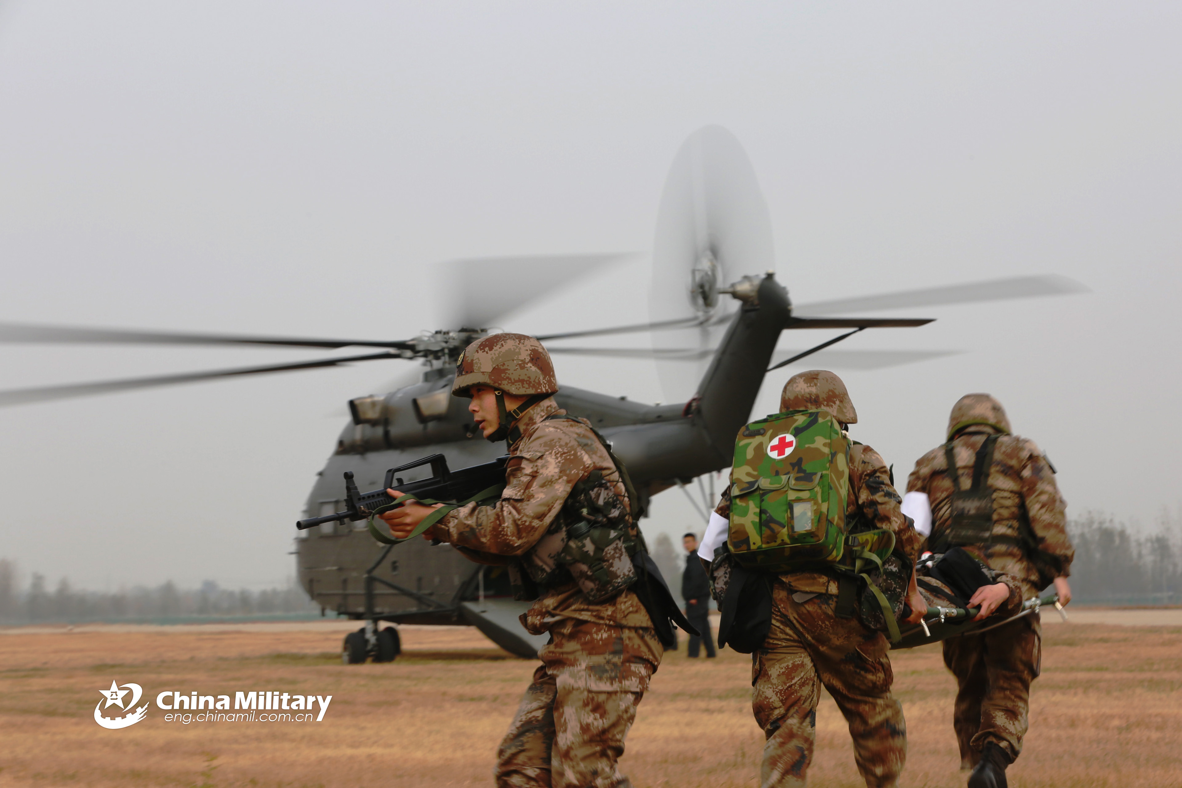 多型号直升机进行火力突击兵力投送演练
