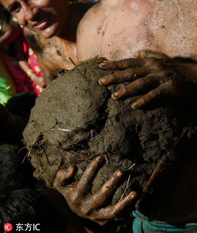 有味道的狂欢!印度小村庆祝传统节日 男女老少互泼牛粪