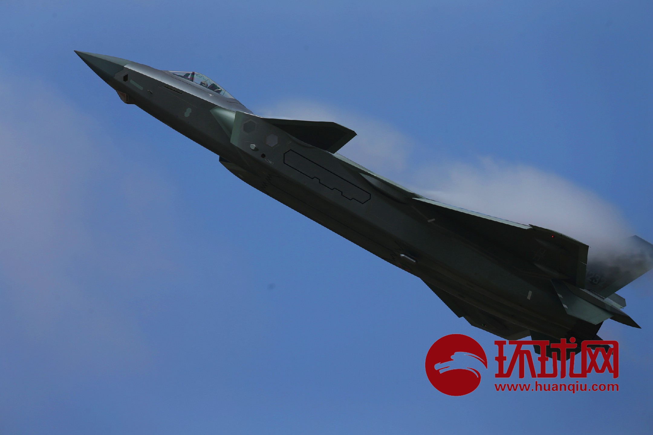 10 中国空军69岁生日 歼-20四机编队弹仓打开珠海亮剑(图)