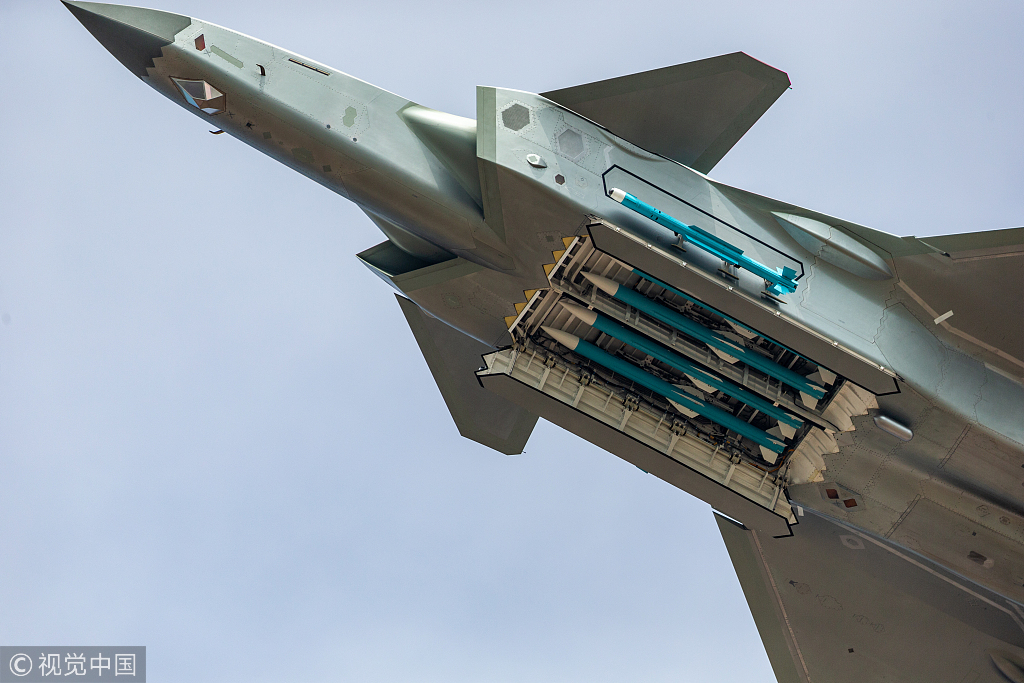 7 2018珠海航展闭幕 歼-20战机编队展示开弹仓