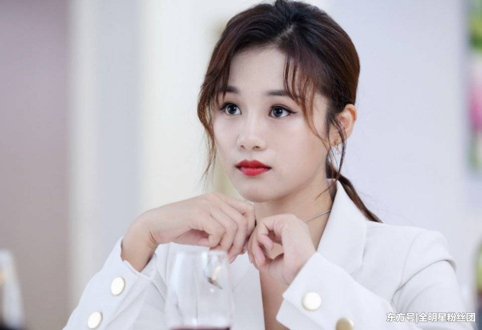 如今随着人气的不断上升，近期的资源也是相当不错，成为了娱乐圈的一线小花。