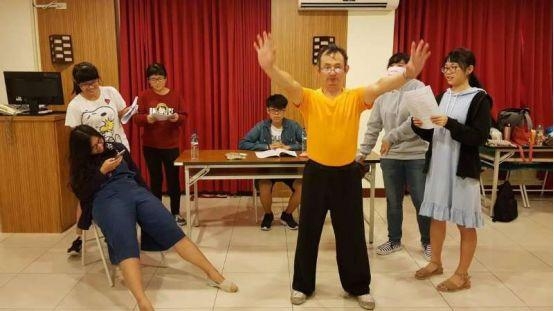 台湾男艺人不顾父母反对 陪伴独脚妻子24年 助其登上国际舞台