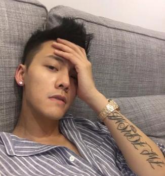 陈伟霆左手食指上也纹了一个字母W,这是他英文名William的首字母,看上去十分的酷。