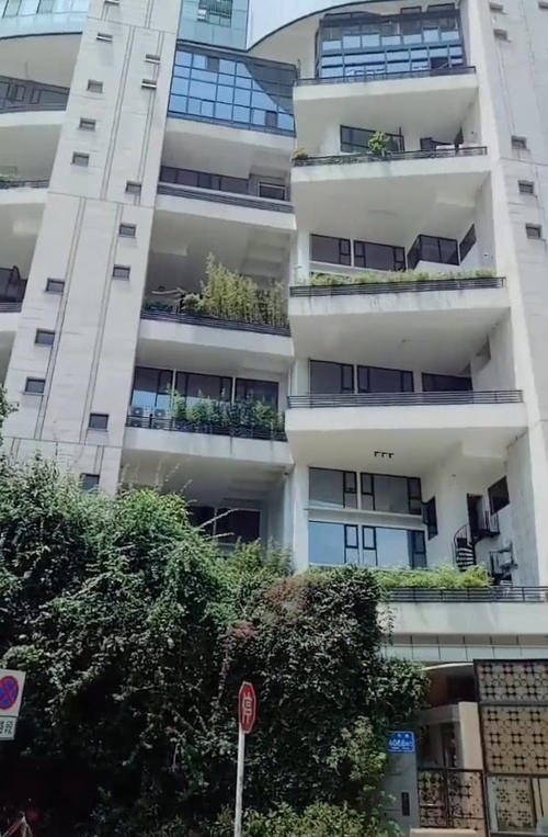 实拍天王刘德华的豪宅,一般人住不起,网友:真不愧是五亿豪宅