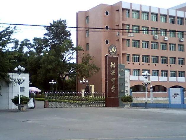 撞倒始兴中学运动场西面围墙,一辆车牌号码为湘10 c5512的大中型拖拉