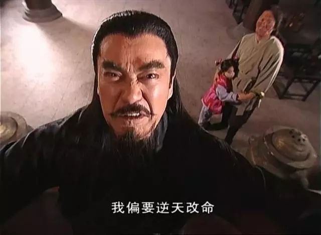 这个角色如此深入人心，离不开演员的精湛演技，饰演雄霸的是日本演员，千叶真一。