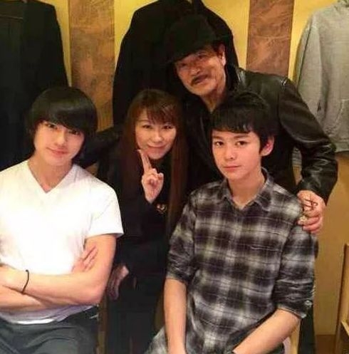 15年，千叶真一被媒体拍到和新闻中提到的女生相约打球，然后返回男方寓所。